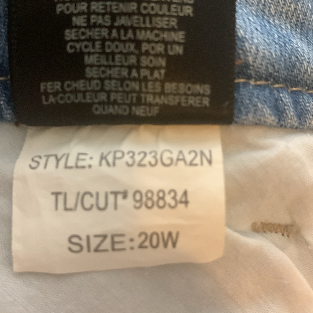 NWOT.  Light wash slouchy boyfriend cut distressed jeans with rolled cuffs. - Picture 15 of 15